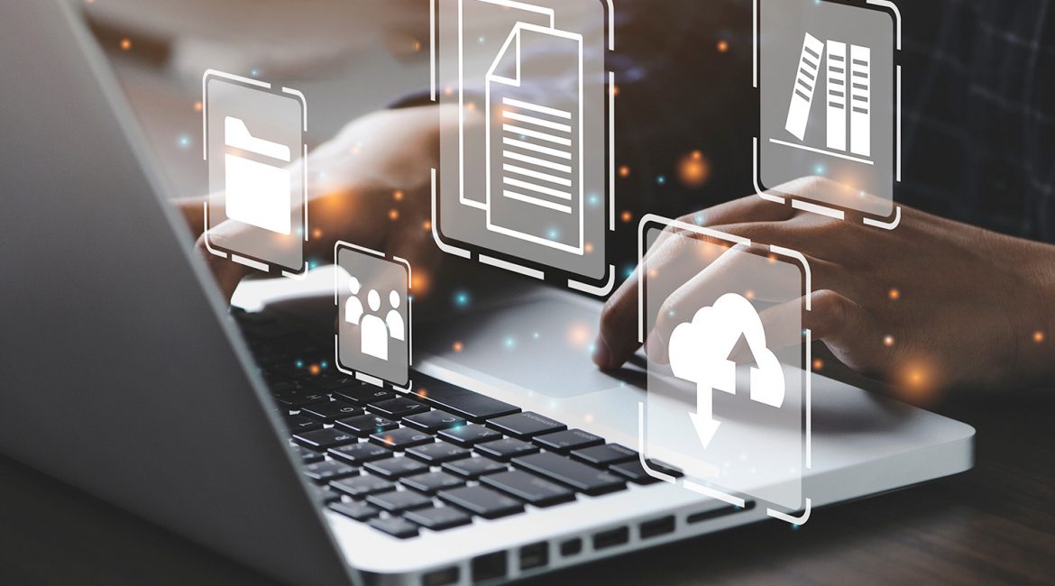 personne travaillant sur un laptop